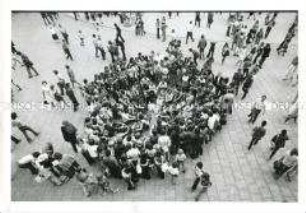 Auf dem Alexanderplatz während der 10. Weltfestspiele der Jugend und Studenten