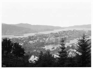 Bergen/ Norwegen. Blick über die Stadt mit Hafen von Osten