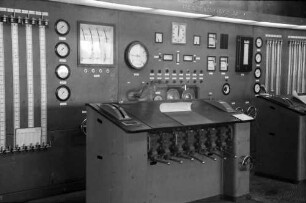 Freiburg: Gaswerk, Kommandoraum des neues Gaswerks, Armaturentafel, Ausschnitt