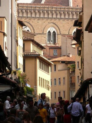 enge Altstadtgasse im Dombezirk