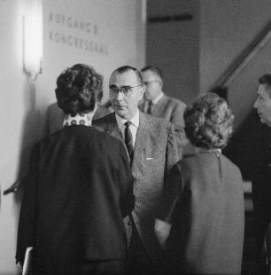 Dresden-Altstadt, Lingnerplatz 1 (Deutsches Hygiene-Museum). Serie "14. Orthopäden-Tagung der Deutschen Demokratischen Republik". Drei Mediziner im Foyer stehend im Gespräch