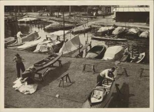Sommer an der Havel. An einem Bootsliegeplatz werden Boote gewartet und für die Ausfahrt vorbereitet