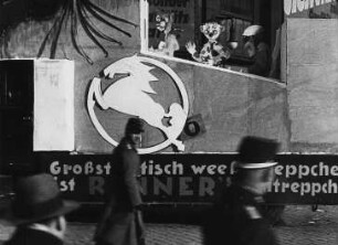 Szene aus einem Dokumentarfilm zum "Großen Karnevals-Umzug". Festwagen