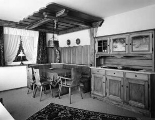 Möbelaufnahmen. Wohnküche. Sitzecke mit Holzdecke und Buffet