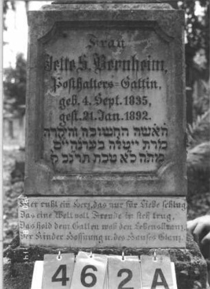 Grabstein 462 (Index: 99787749) Material: Marmor Zustand: sehr gut Maße HxBxT: 230x38x31 cm Symbolik: Kranz mit Schleife Besonderheit: Schrift schwarz: Grabstein 462A
