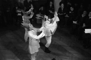Bukarest: Rumänisches Adventsspiel, Reigen von Mitgliedern der Deutschen Botschaft