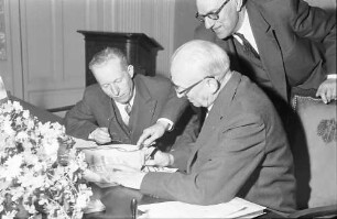 Freiburg: Partnerschaft der Industrie- und Handelskammern Colmar-Freiburg; H. Linnemann, Freiburg; Unterzeichnung der Urkunde