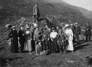 Norwegen. Gruppenbild mit Touristen der Hapag und Mitgliedern einer Samenfamilie, vor und auf ihrer Erdhütte neben Rentierherde bei Tromsø stehend