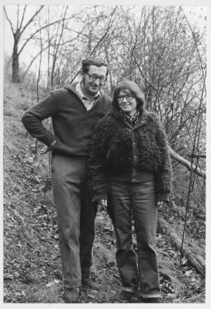Der Maler und Grafiker Werner Wittig und seine Frau (?) im Garten, aufgenommen in Radebeul