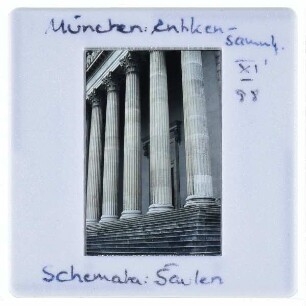 München, Staatliche Antikensammlungen : Detailansicht Portikus mit Säulen und Treppe