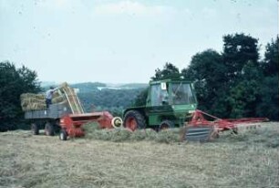 Fotografie: Heuernte, Hochdruckpresse, Futtererntetechnik, Kreiselschwader, Frontanbau, Zweiachsanhänger, Systemtraktor