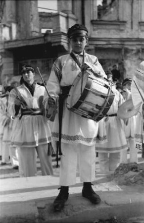Chisinau: Musikkapelle Trommler Bauernjungen in Tracht