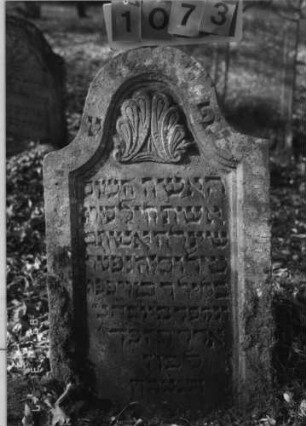 Grabstein 1073 (Index: 99753329) Material: Sandstein Zustand: gut Maße HxBxT: 104x60x12 cm Beschreibung: Stele, Konvexbogenabschluß, Schriftfeld eingetieft Symbolik: Muschel Besonderheit: Zitat Proverbia 12, 4 und 31, 10: Grabstein 1073
