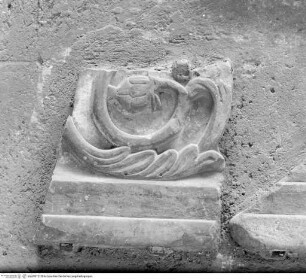 Fragment einer Türrahmung mit Rankenornament