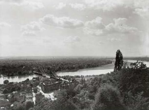 Dresden. Blick von der Loschwitzhöhe in das Elbtal über Elbe und Brücke Blaues Wunder