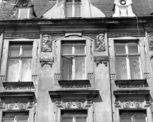 Görlitz-Altstadt, Augustastraße 29. Wohnhaus (Bezeichnung 1900). Fenster (2. Obergeschoß)