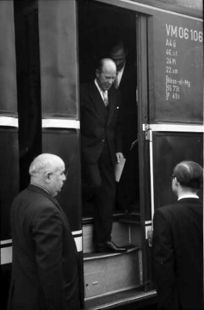 Freiburg: Hauptbahnhof, Ankunft des Amerikanischen Botschafters (in der Mitte) Walter C. Dowling