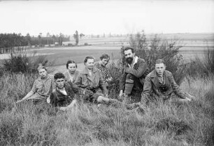 Rudolf Zimmermann und die Leipzigerinnen : Gruppenbild einer Wandergruppe des Ornithologischen Vereins zu Leipzig mit Rudolf Zimmermann und dem Fotografen Walter Möbius