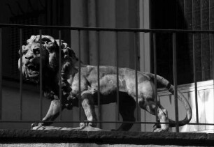 Baden-Baden: Gusseiserner Löwe auf Balkon
