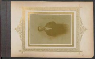 [Porträt von Oscar Mengen, Kniestück in Vorderansicht, stehend]