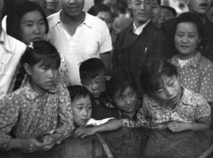 Kinder und Erwachsene (wohl bei einer Lesung) in einer Buchhandlung : Lanzhou (China). Kinder und Erwachsene (wohl bei einer Lesung) in einer Buchhandlung