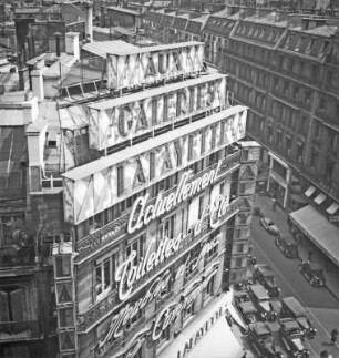 Fassadenwerbung am Kaufhaus Galeries Lafayette, Paris