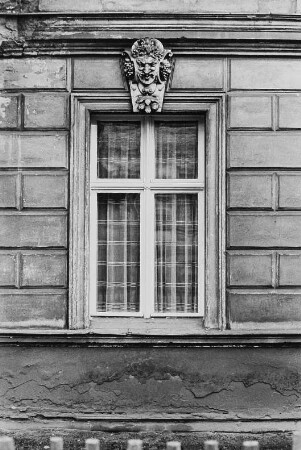 Fenster mit Faunsmaske als plastischer Schmuck