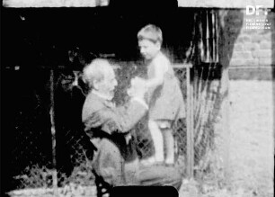 Julius Neubronner mit Enkelkindern (19??)