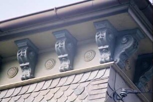 Detail voriges Bild: Schmuckkapitelle und Schmuckplatten im Traufbereich des Wohnhauses
