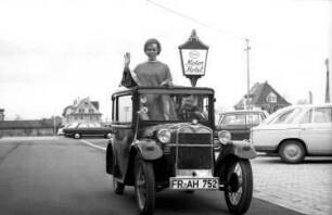 Freiburg: Essohotel; "Engel" im Dixi-Oldtimer beschert Straßenwachtmänner