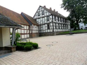 Stadtkirche - Kirchhof im Süden (ehemaliger Kirchhof-als grabstätte aufgehoben) nach Westen mit angrenzenden Fachwerkhäusern