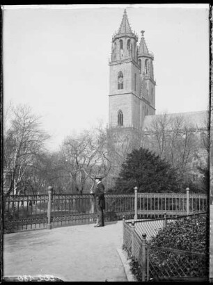 Magdeburg. Magdeburger Dom (1363 geweiht). Türme von Südosten. Blick vom Fürstenwall mit Gittern des Kriegerdenkmals für 1870/1871