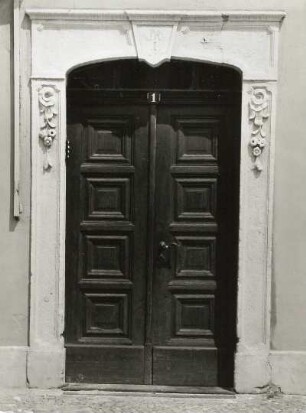 Belgern, Markt 1/Ecke Elbstraße. Wohnhaus mit Laden (1751/1800). Portal