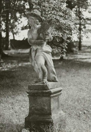 Putto, wohl Allegorie des Herbstes