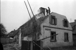 Abbruch eines Wohnhauses in Daxlanden Ecke Kastenwört- und Pfalzstraße.
