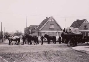 Güstrow. Schwerlasttransport mit sechsspännig gezogenem Kesseltransportanhänger an der Straßenkreuzung Heideweg und Kiebitzweg mit Blick nach Norden