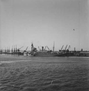 Im Hafen : Blick auf zu entladende Schiffe im Hafen von Durban