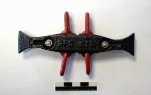 Mitnehmer eines Panzerförderers mit zwei dreigliedrigen Kettenbändern