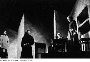 Szenenbilder aus dem Stück "Die Gewehre der Frau Carrar" von Bertolt Brecht am Hebbel-Theater Berlin