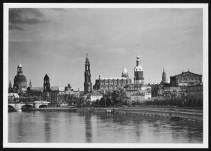 Silhouette der Altstadt : Dresden. Blick von der Marienbrücke über die Elbe gegen die Silhouette der Altstadt