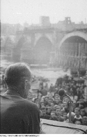 Dresden, Brücke der Einheit (Albertbrücke). Richtfest und Aktivistenauszeichnung. Feier bei "Donaths Neuer Welt", 30. April 1946