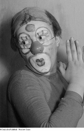 Portrait einer als Clown kostümierten Person
