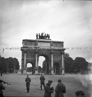 Deutsche Soldaten vor dem Arc de Triomphe du Carrousel in Paris