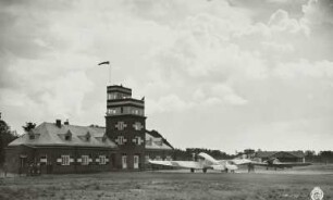 Flugplatz Dresden-Heller, Verkehrsflugzeug Junkers F 13 vor dem Abfertigungsgebäude