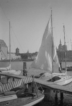 Stralsund. Hafen, im Vordergrund Segelschiffe, im Hintergrund Stadtpanorama mit Nikolaikirche undJakobikirche