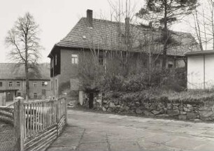Radeberg, Wohnhaus : Radeberg. Wohnhaus. Dresdner Straße 34. 17. Jahrhundert. Straßenansicht mit Bruchsteinmauer