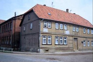 ehemalige Schule an einer Straßenkreuzung