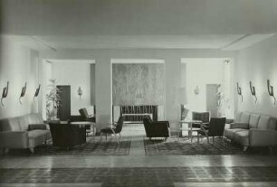 Dresden-Strehlen, Strehlener Platz. Hotel "Astoria" (Wiederaufbau 1946-1950; E. Leibold, H. Hartl, Deutsche Werkstätten Hellerau). Sitzgruppen in der Empfangshalle mit Holzrelief von R. Langner