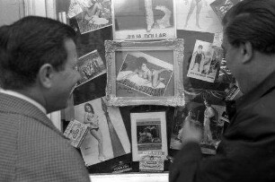 Bremen: zwei Journalisten vor Striptease-Bar-Fenster