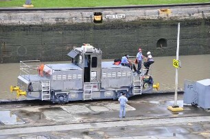 Miraflores-Kanalschleuse mit Lokomotive : Am 80 km langen Panama-Kanal vom Atlantik zum Pazifik können Besucher in der Miraflores-Schleuse die Durchfahrt großer Containerschiffe beobachten. Diese Lokomotiven ziehen die Schiffe durch die Schleusenkammern. Aufgenommen am 15. September 2011
